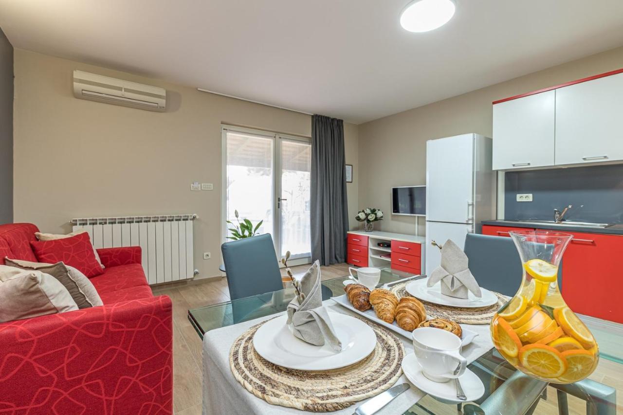 Apartment Complex Irena With Pool Пореч Екстериор снимка