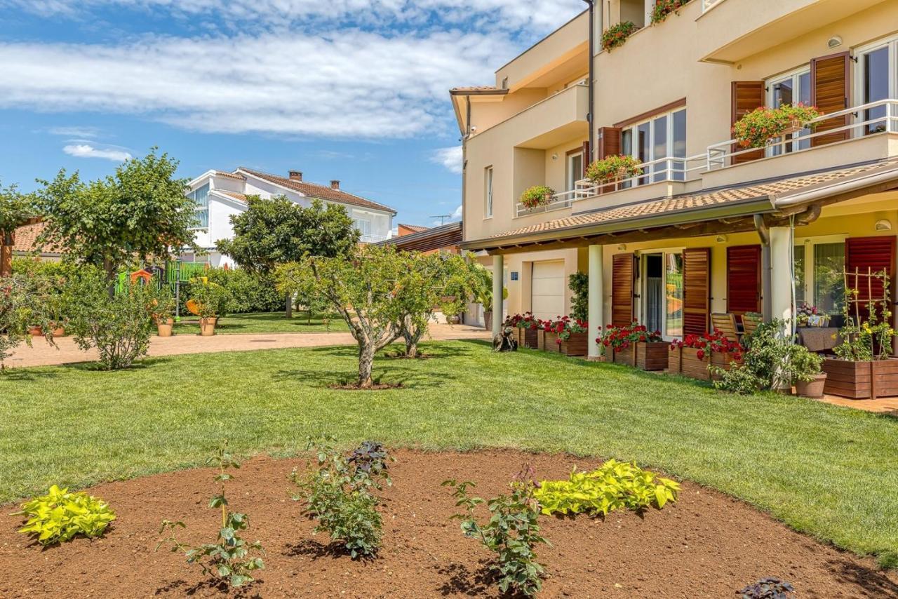 Apartment Complex Irena With Pool Пореч Екстериор снимка