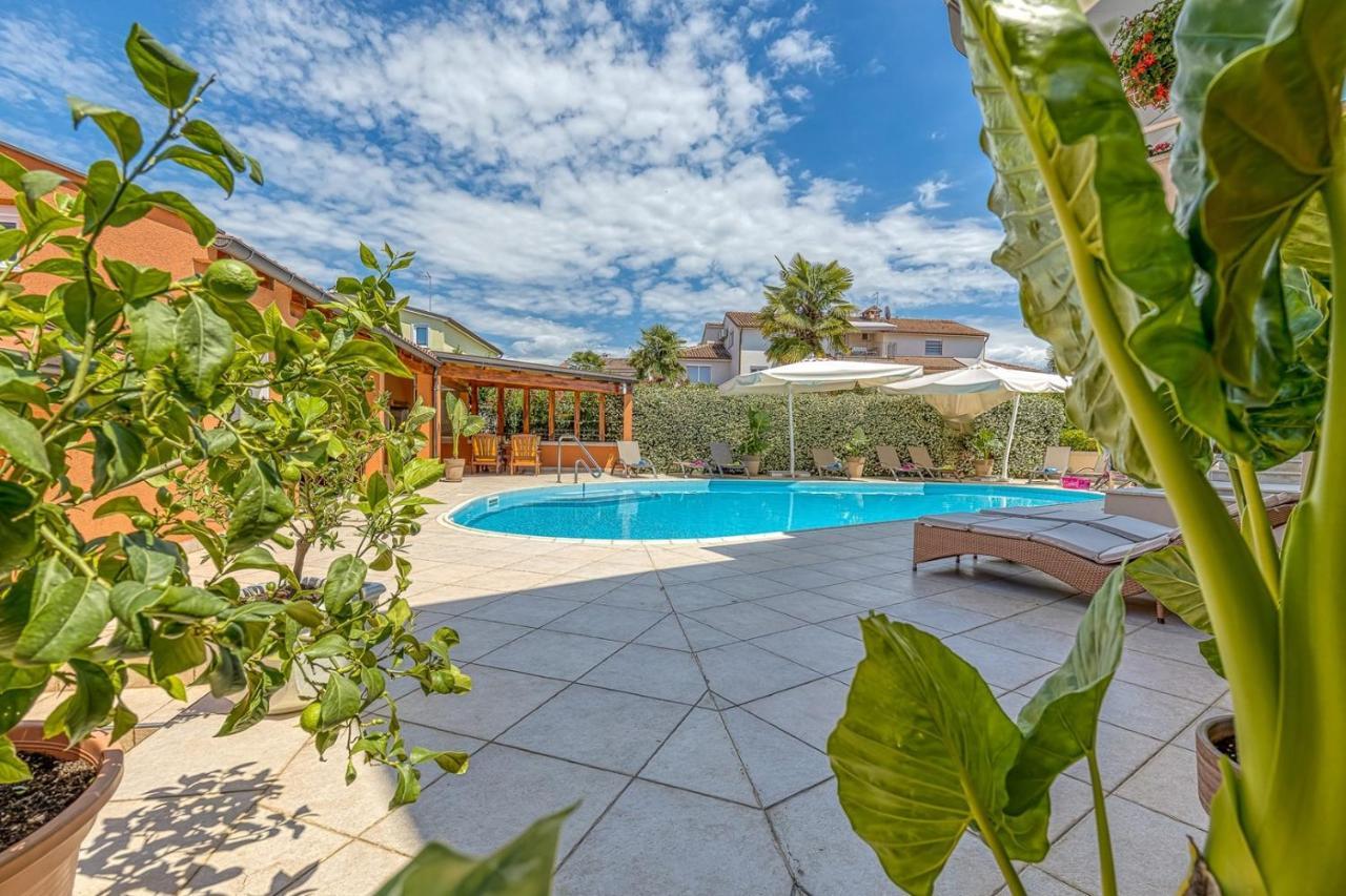 Apartment Complex Irena With Pool Пореч Екстериор снимка